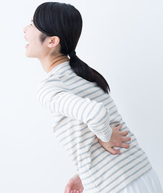 ぎっくり腰の女性